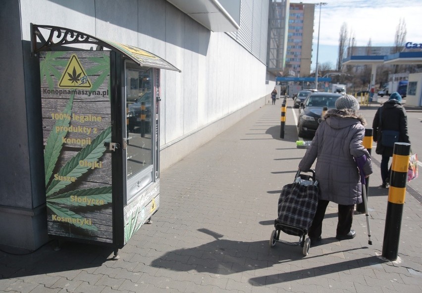 Automaty konopne w Szczecinie. Kontrowesje wokół jednego z nich przy szkole podstawowej. Zaniepokojeni rodzice interweniowali 