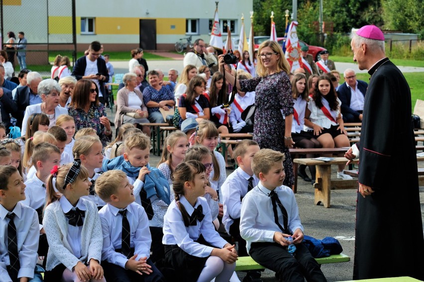 Szkoła Podstawowa w Kajetanowie, w gminie Zagnańsk, świętowała jubileusz 60-lecia. Zobaczcie zdjęcia 