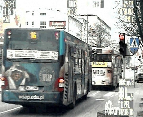 Autobusy często nie zatrzymują się na czerwonym świetle