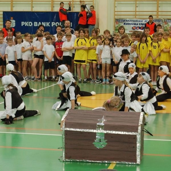Podczas otwarcia turnieju z tańcem piratów wystąpiła młodzież z Modliszewic.