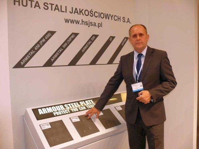 Rewelacyjne blachy pancerne ze Stalowej WoliWojciech Maj, dyrektor handlu i rozwoju sprzedaży w HSJ, prezentuje blachy pancerne z serii armstal.