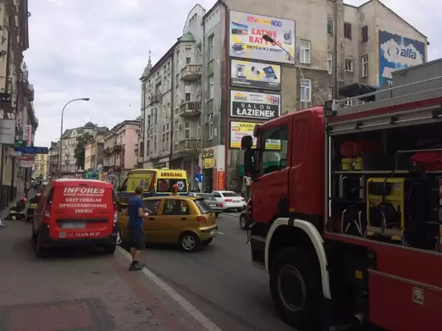 Na ulicy Mickiewicza w Przemyślu został potrącony rowerzysta - napisał do nas Czytelnik na alarm@nowiny24.pl. Podesłał też kilka zdjęć z wypadku.Do szpitala oprócz rowerzysty trafiła także osoba kierująca samochodem osobowym