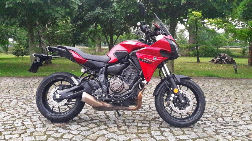 Yamaha Tracer 700, to bardzo ciekawy motocykl, którego styl...