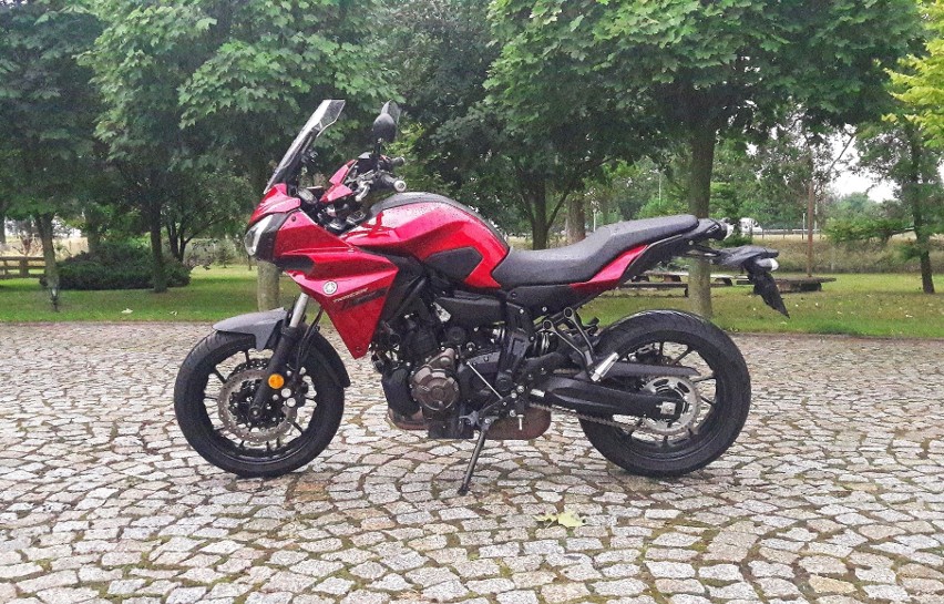 Yamaha Tracer 700, to bardzo ciekawy motocykl, którego styl...