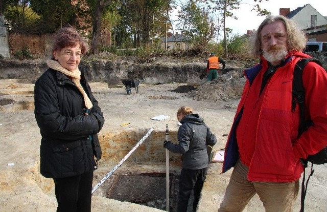 Prof. Joanna Kalaga przyznała, że odkryta przy ul.Kaczyńskiego średniowieczna studnia, to rzadkość w tym rejonie. Ciekawe co badacze znajdą na jej dnie?