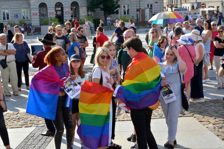 „Kielce przeciw nienawiści" – organizatorzy I Marszu Równości demonstrowali na kieleckim Rynku. Kontra z modlitwą [ZAPIS TRANSMISJI]