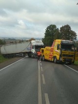 Ciężarówka zjechała z drogi w Piórkowie w gminie Baćkowice