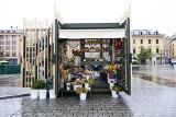 Nowe stoisko kwiaciarek na Rynku Głównym kosztowało 114 tys. zł. W Krakowie awantura o ich wygląd. Tak prezentuje się już pełne kwiatów