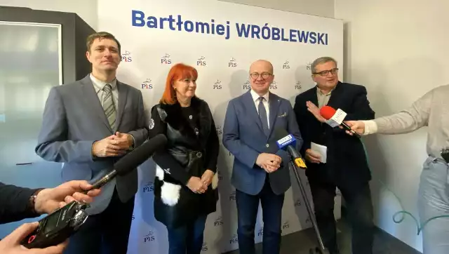 Od lewej: Krzysztof Rosenkiewicz, Lidia Dudziak, Bartłomiej Wróblewski i Michał Grześ na konferencji prasowej o poprawkach do budżetu miasta Poznania.
