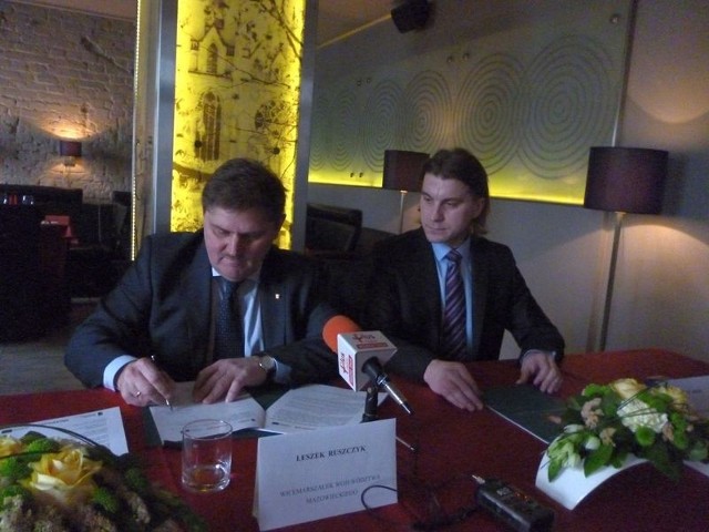 Dokument o dofinansowaniu modernizacji restauracji Teatralnej podpisują wicemarszałek województwa Leszek Ruszczyk (z lewej) oraz Marcin Iskra, współwłaściciel lokalu.