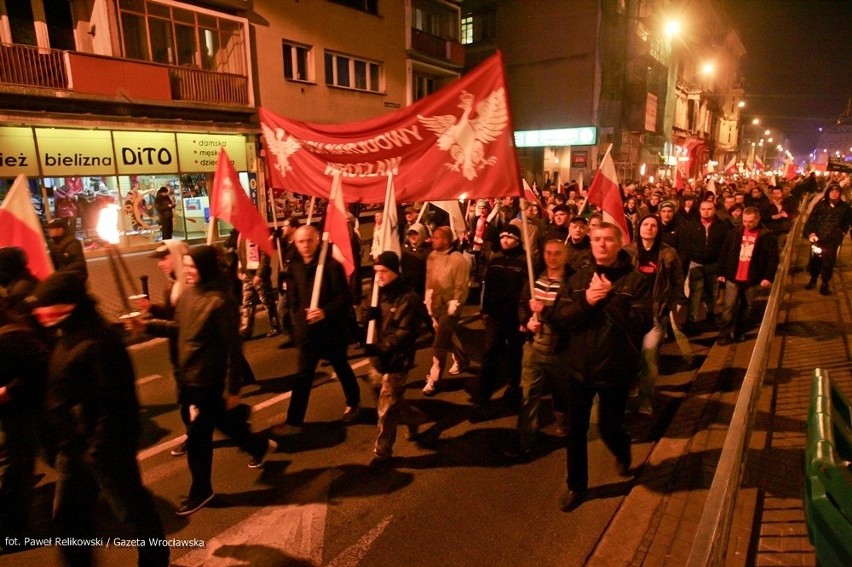 Marsz Patriotów przeszedł przez Wrocław. Petardy i antykomunistyczne hasła (ZDJĘCIA)