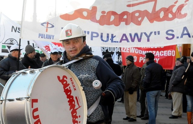 Pikieta "Solidarności" w obronie zwolnionego pracownika.