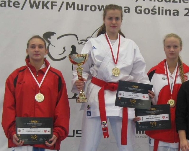 Medalistki kata juniorek, od lewej: Magdalena Kubatek, Alicja Piątek (obie Zarzewie) i Karolina Trepka (Nidan).