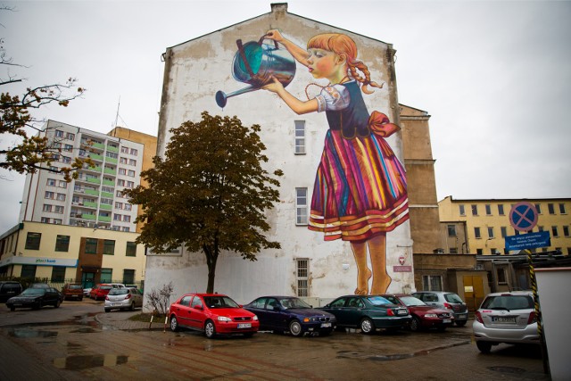 Dziewczynka z konewką to najpopularniejszy białostocki mural. Znajduje się na jednym z budynków przy al. Piłsudskiego