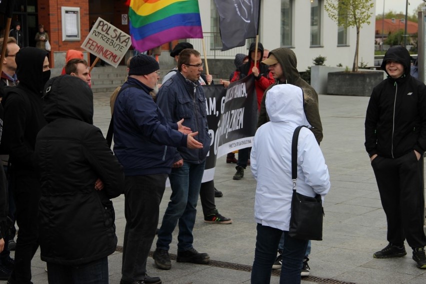 Pikieta przeciwko dyskryminacji i faszyzmowi w Tczewie zakończyła się bójką [ZDJĘCIA, WIDEO]