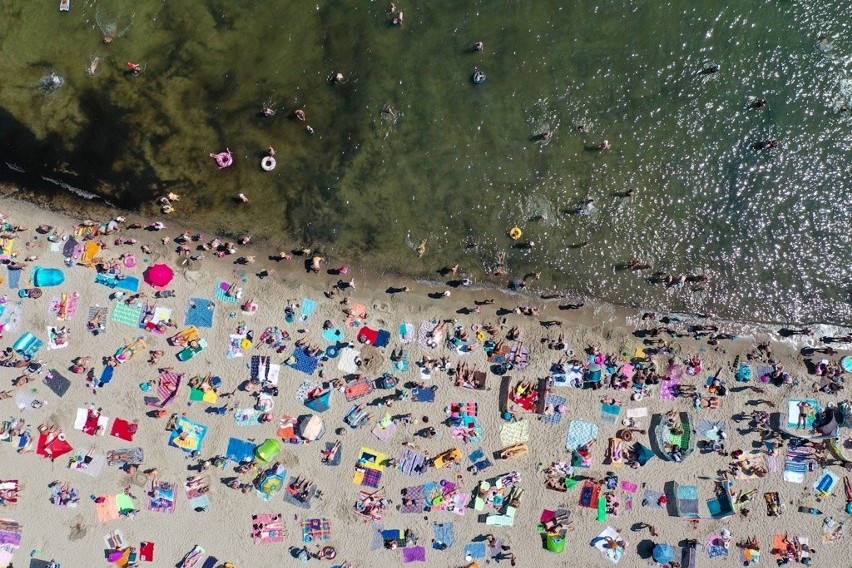 Piękna pogoda przyciągnęła tłumy plażowiczów w Gdyni. Zobaczcie zdjęcia z lotu ptaka | WIDEO