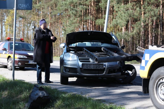 Na "trasie śmierci" kierowca volkswagena zasłabł, zjechał z drogi i ściął lampę.