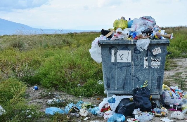 Sprawdź, ile wynoszą stawki za odbiór śmieci w gminach powiatu grójeckiego. W której gminie ceny są najwyższe?