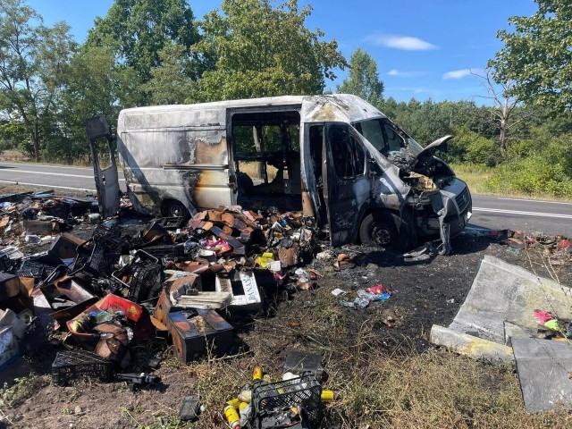 W środę, 3 sierpnia na drodze w Paproci w powiecie nowotomyskim samochód dostawczy stanął w ogniu. Auto spłonęło doszczętnie.Kolejne zdjęcie --->