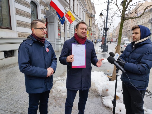 Tomasz Trela (w środku) pokazuje pismo, jakie wyśle do premiera.