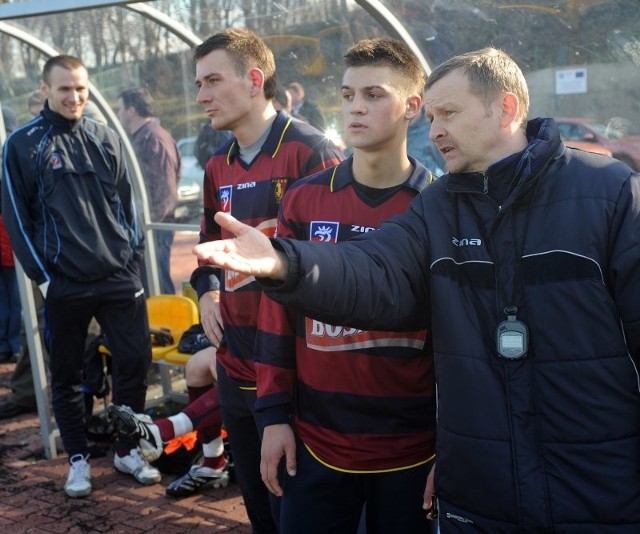 Trener Piotr Mandrysz tłumaczy Jakubowi Zawadzkiemu w jaki sposób ma grać na prawej obronie. Obok Piotr Kołc, a z tyłu Piotr Koman. Wszyscy trzej mają podobne szanse na wskoczenie do pierwszej jedenastki Pogoni.