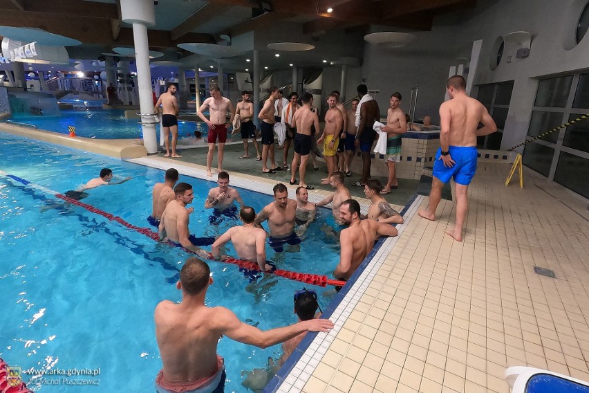 Nie samym treningiem piłkarz żyje. Zawodnicy Arki Gdynia wybrali się do Aquaparku w Sopocie, aby zrelaksować się po zajęciach na boisku