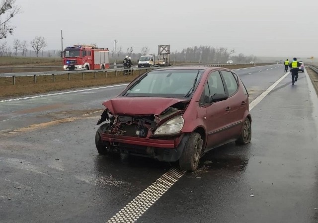 To zdjęcie z niedawnej kolizji na trasie S5 w okolicy Jaroszewa. Nadmierna prędkość, boczny podmuch wiatru i mercedes uderza w barierę ochronną. Na szczęście kierowca wyszedł z tego bez szwanku.