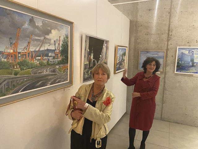 Zofia Orczyńska (z lewej) i Bogna Szpiler przy swoich obrazach.