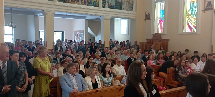 Bierzmowanie w parafii Matki Bożej Łaskawej w Jędrzejowie. Sakramentu udzielił Biskup Marian Florczyk. Zobacz zdjęcia