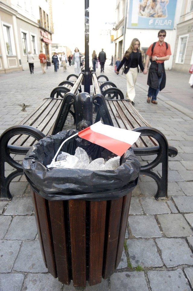 W piątek w wielu koszach na ul. Krakowskiej można było zobaczyć biało-czerwone chorągiewki.