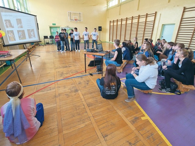 Uczniowie z Hiszpanii podczas prezentacji multimedialnej opowiedzieli o swojej szkole.