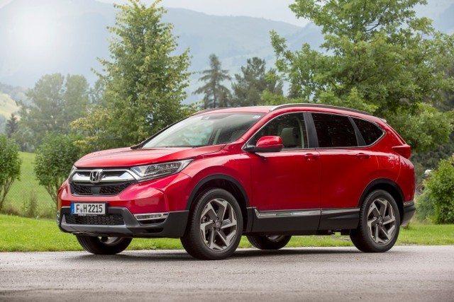 Honda CR-VNową Hondę CR-V napędza benzynowy silnik 1.5 VTEC TURBO, który zadebiutował w najnowszej generacji modelu Civic. Silnik VTEC TURBO generuje 173 KM (127 kW) mocy przy 5600 obr./min w połączeniu z sześciostopniową przekładnią manualną (6MT) lub 193 KM (142 kW) przy 5600 obr./min w wersjach ze skrzynią CVT. Maksymalne wartości momentu obrotowego to 220 Nm (w zakresie od 1900 do 5000 obr./min dla wersji ze skrzynią 6MT) oraz 243 Nm (w zakresie od 2000 do 5000 obr./min dla wersji ze skrzynią CVT).Fot. Honda