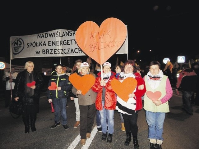 W sobotę pod KWK Brzeszcze atmosfera poprawiała się z godziny na godzinę. Wieczorem nastąpiła eksplozja radości. Górnicy wyszli spod ziemi do czekających na nich żon, matek i córek