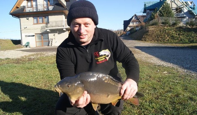 - Karpie z Podhala są smaczniejsze, bo ryby filtrują się w czystej, górskiej wodzie. Nie czuć w nich mułu - mówi Bartłomiej Machaj