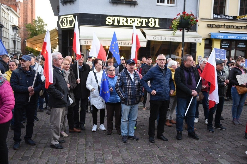 Wyższość prawa krajowego nad unijnym. Protest w Toruniu po...