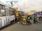 Rowerzysta wjechał pod tramwaj we Wrocławiu. Żeby wyciągnąć rannego spod wagonu, ściągnięto dźwig [ZDJĘCIA]