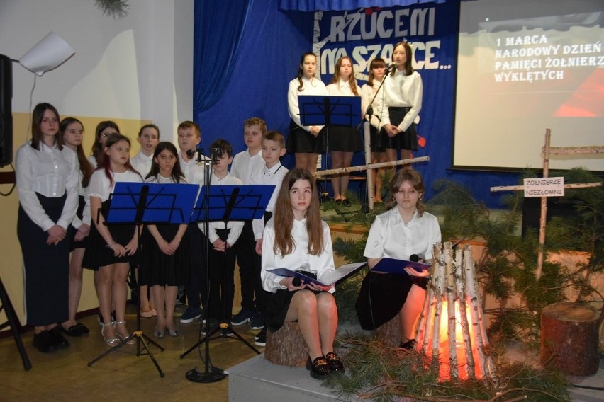 Pamięci Żołnierzy Wyklętych w gminie Mirzec. Był program artystyczny, koncert pieśni i wspomnienia o bohaterach. Zobacz zdjęcia