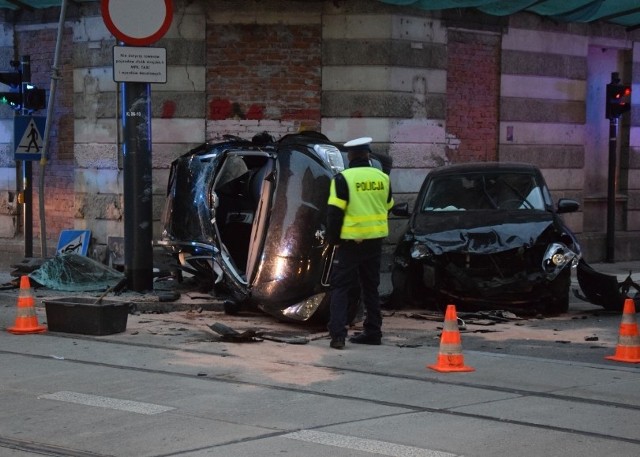 W poniedziałek rano u zbiegu ul. Kilińskiego i ul. Tuwima peugeot zderzył się z nissanem.