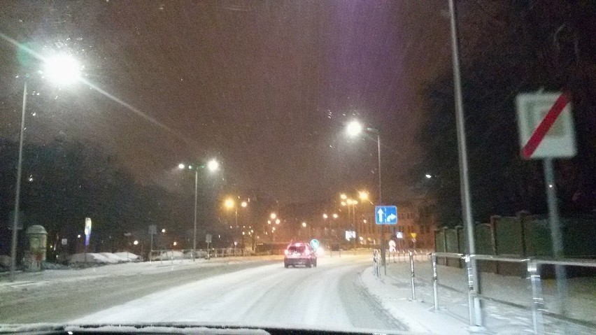 Piątkowe opady śniegu sparaliżowały ruch na drogach....