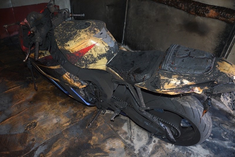 29-latek w Jedliczu podpalił styropian blisko budynku wielorodzinnego. Pożar objął garaże [ZDJĘCIA]