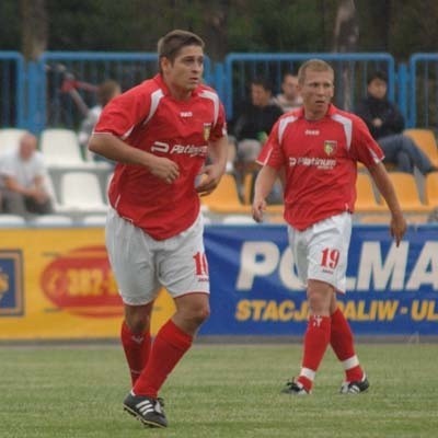 Napastnicy Marek Wolak (z lewej) i Mariusz Ekiert w każdym meczu ostro pracowali na sukces, jakim jest utrzymanie w lidze