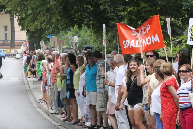 Kilkuset opolan protestowało przeciwko budowie drogi przecinającej Pasiekę w 2015 roku. - Wyspa to zielony skarb miasta i żadna droga nie powinna go niszczyć - przekonywali protestujący.