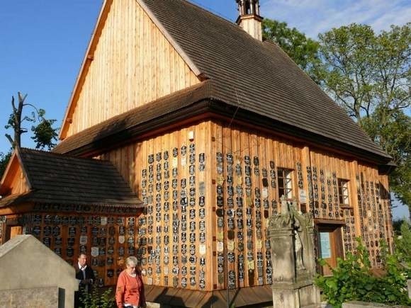 Osobliwością Zaklikowa i świadkiem jego wielowieko-wej historii jest szesnastowieczny modrzewiowy kościółek św. Anny