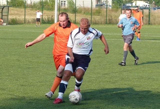 Norbert Okulski (na pierwszym planie) oraz pozostali piłkarze Zamłynia Radom pokonali 3:0 Orła Gielniów