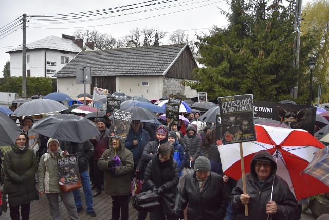 Mieszkańcy Wielopola i innych miejscowości od tygodni protestują przeciwko planom wybudowania gorzelni, spalarni i punktu produkcji substratu