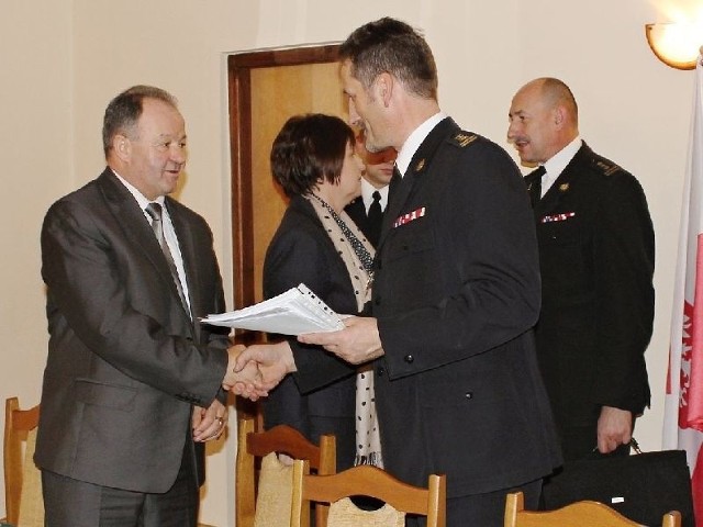 Tadeusz Niedziałek, komendant Komendy Powiatowej Państwowej Straży Pożarnej w Stalowej Woli składa gratulacje nowemu prezesowi.