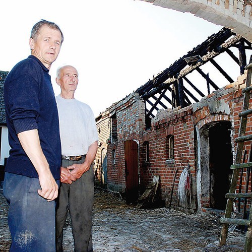 Po uderzeniu pioruna stodoła spaliła się w całości. Z obory pozostały tylko ściany zewnętrzne. Stanisław Jedynak i jego ojciec Henryk Jedynak jak najszybciej, jeszcze przed zakończeniem żniw, chcieliby odbudować spalone budynki.