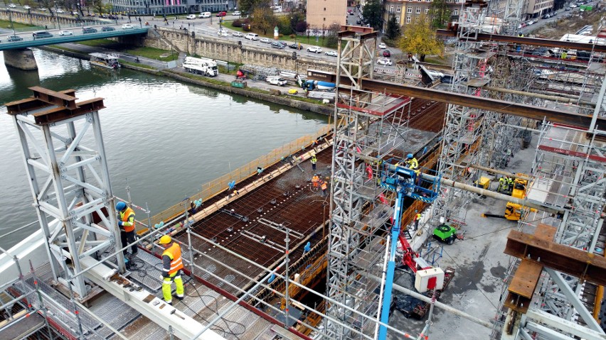 Nad Wisłą wykonawcy zalali betonem przęsło nurtowe...