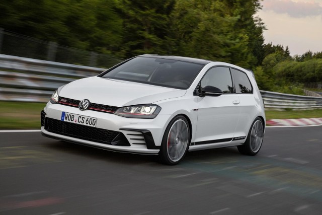 Volkswagen Golf GTI ClubsportZa napęd auta odpowiada jednostka 2.0 TSI, która dostarcza 265 KM. Dla porównania standardowy Golf GTI dysponuje mocą 220 KM.  Auto posiada także tryb overboost dzięki któremu moc na 10 s wzrośnie do 290 KM. Przyspieszenie do 100 km/h zajmuje 6 s, a ze skrzynią DSG 5,9 s. Fot. Volkswagen