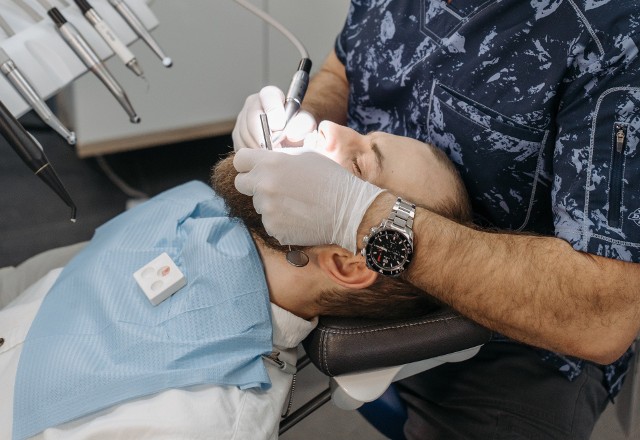 Próba otwarcia tubki z klejem zakończyła się powodzeniem, ale klej wylał się na zęby. Konieczna była interwencja dentysty, lecz stomatologa nie było.